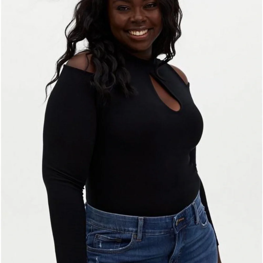 Torrid long sleeve cold shoulder black top in size 1X - Torrid Foxy fabric - Picture 2 of 9